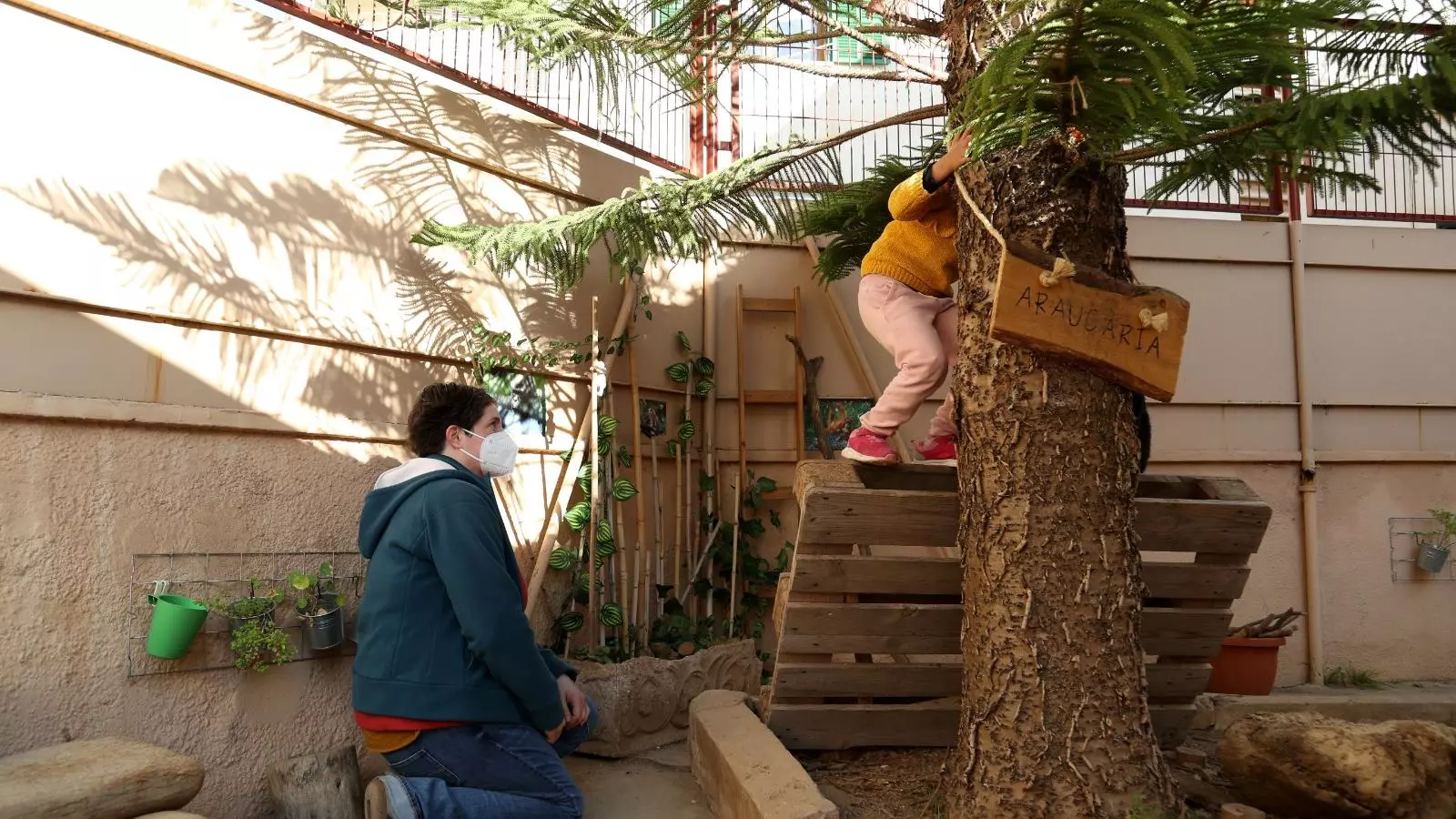 Una mestra acompanya l'alumna en l'espai d'aprenentatge Darwin del CEIP Verge de Lluc.