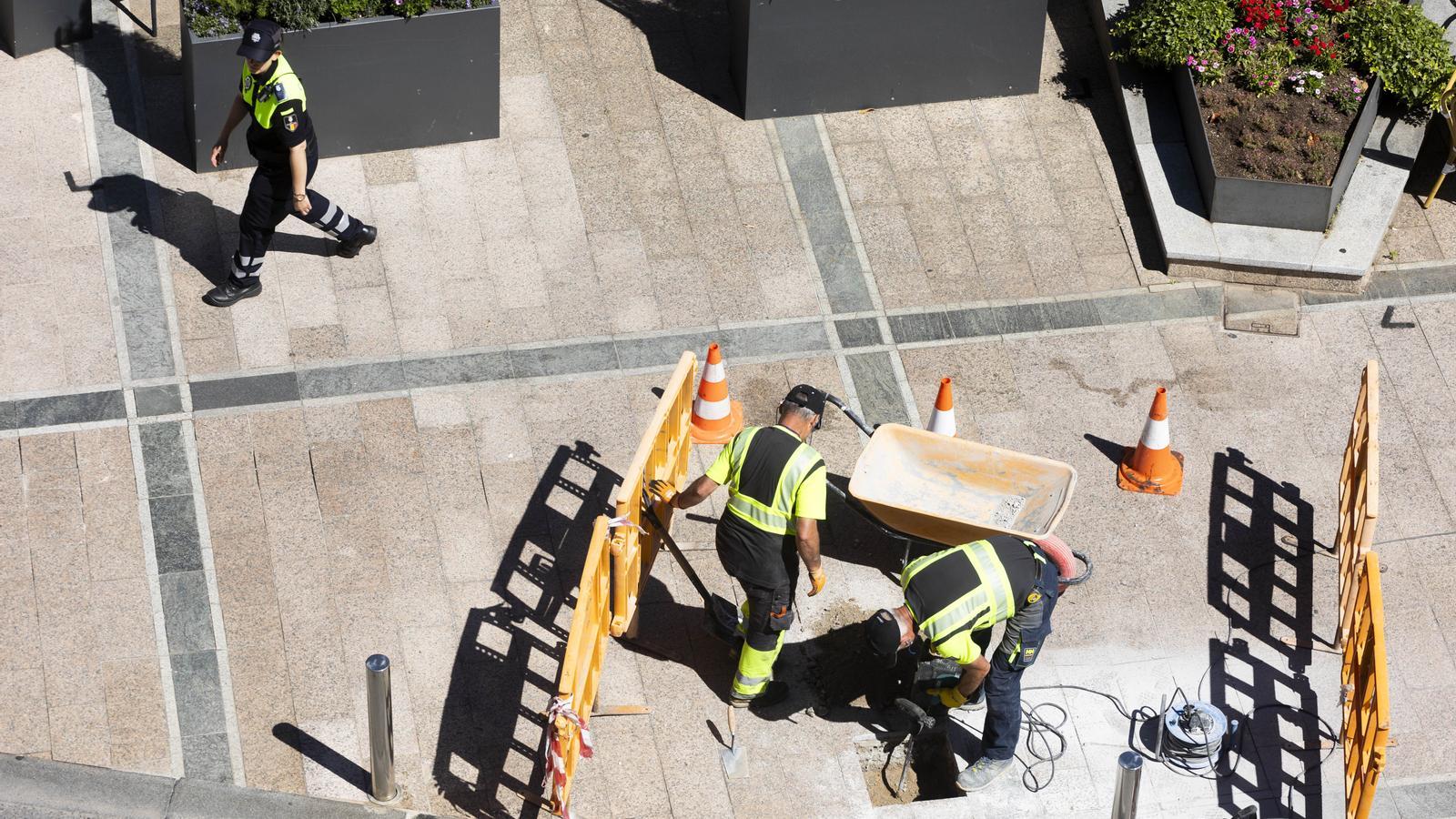 Uns operaris arreglant una voravia.