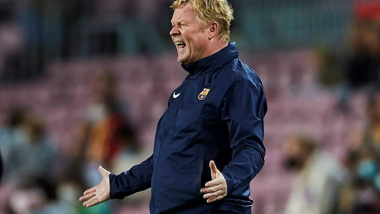 Ronald Koeman durante el partido contra el Granada en el Camp Nou dando indicaciones desde el área técnica.