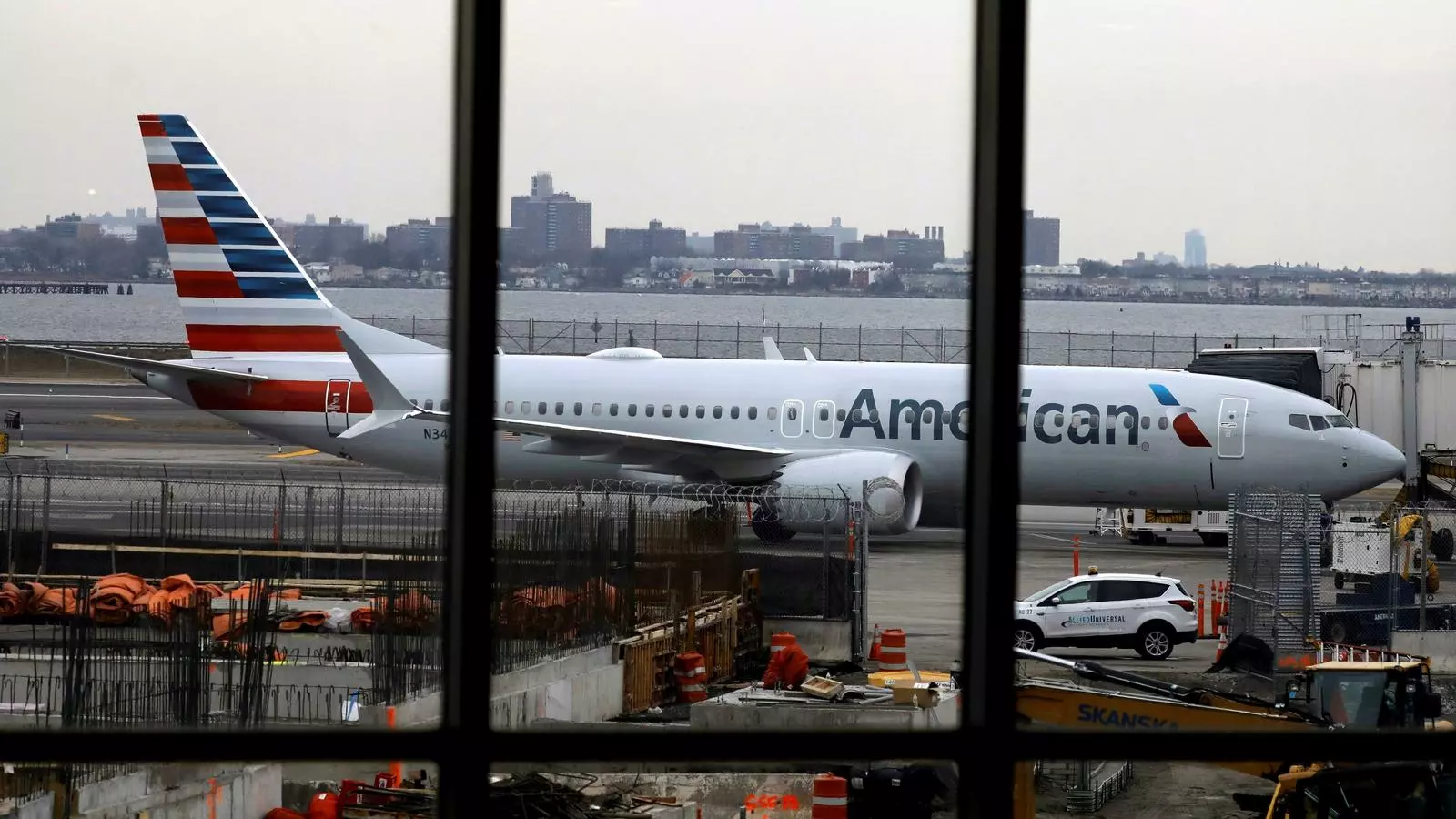 El Boeing 737 Max 8 d'American Airlines continua estacionat en una porta de l'aeroport LaGuardia a Nova York