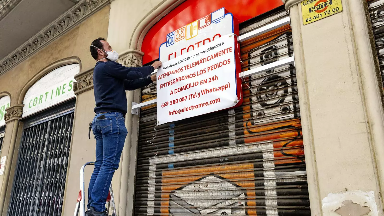 Un comerç de reparacions amb la persiana abaixada durant la primera setmana de confinament pel Covid-19.