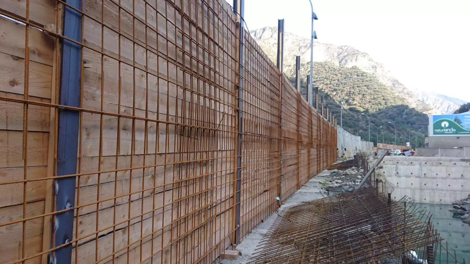 La malla electrosoldada que s'està instal·lant a la zona. / SFG