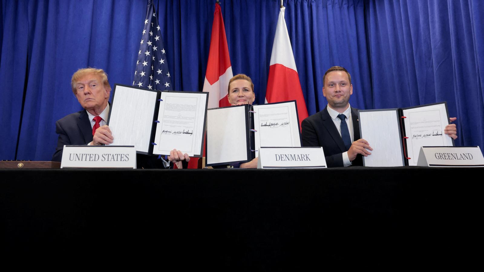 El presidente de los Estados Unidos, Donald Trump, con la primera ministra danesa, Mette Frederiksen, y el primer ministro groenlandés, Jens-Frederik Nielsen, en el momento de la firma del acuerdo, en Nueva York.