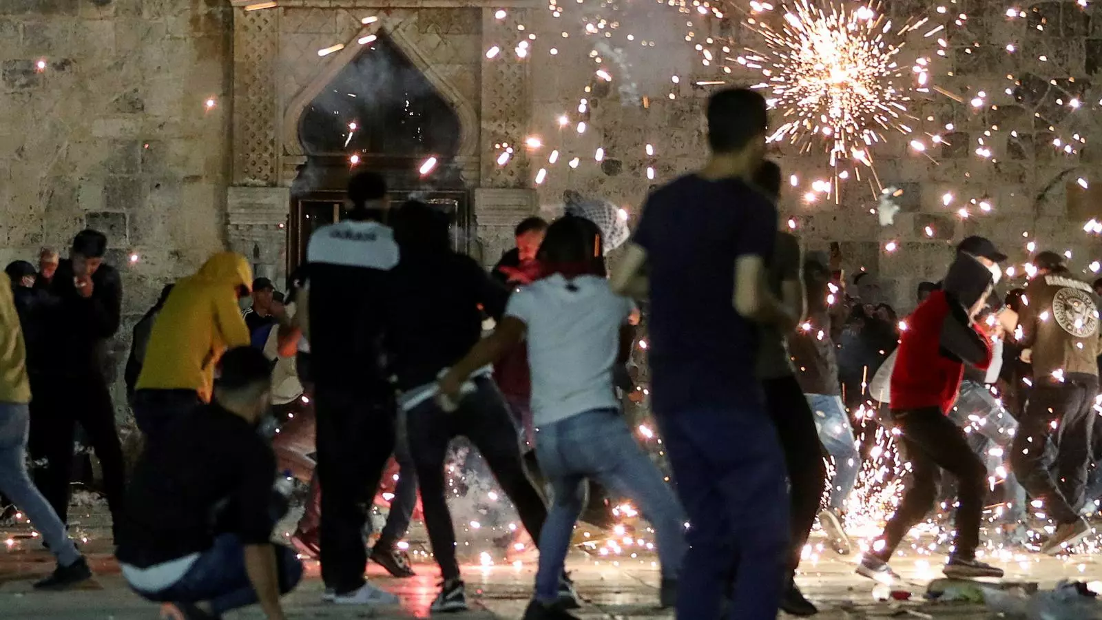 Enfrentamientos violentos entre palestinos y policía israelí en Jerusalén.