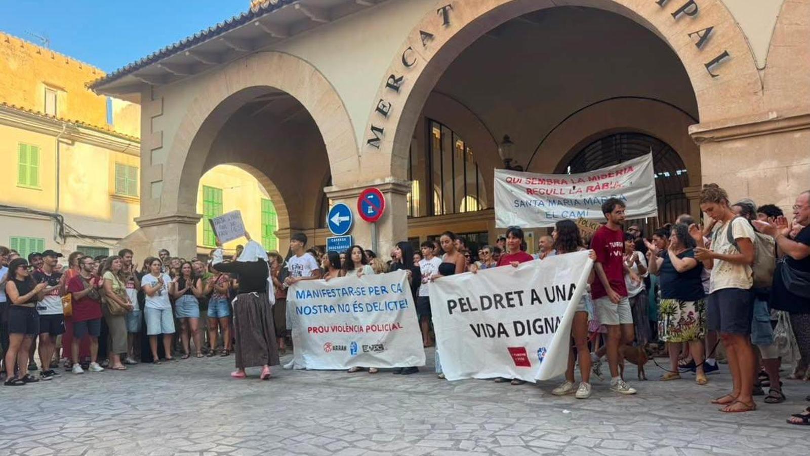 Protesta contra les càrregues policials durant la manifestació del 26-J davant el mercat de Felanitx