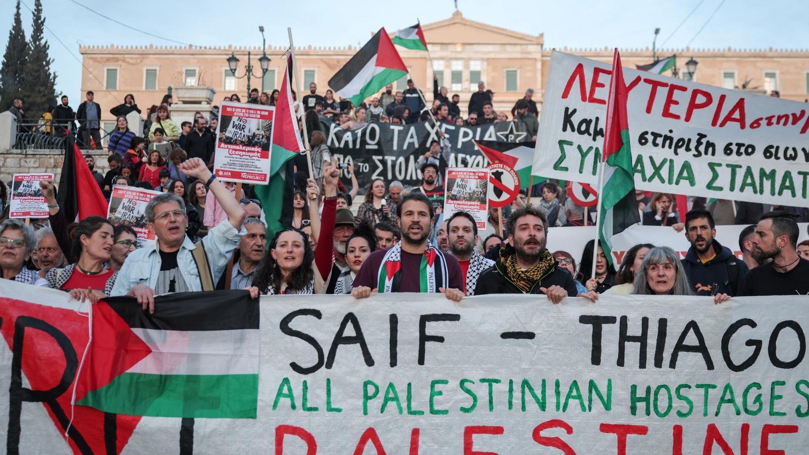 Protesta en Atenas el martes 5 de mayo a favor de la Flotilla y contra el encarcelamiento de Saif Abu Keshek y Thiago Avila, miembros de la misión humanitaria.