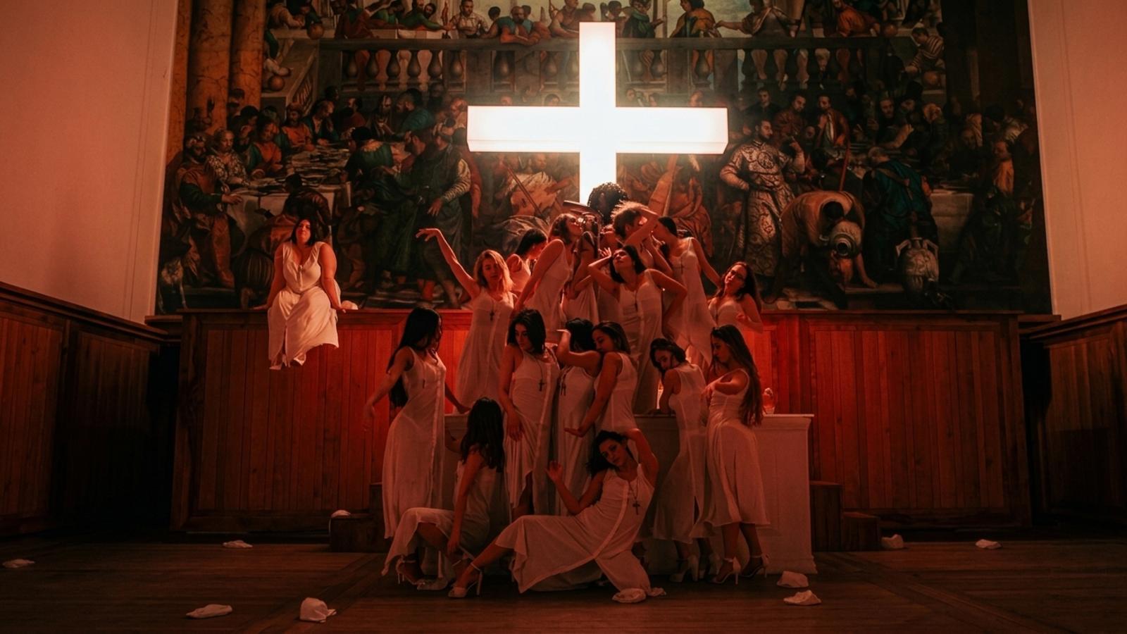 Jo preferesc ser més sorrentiniana, apostar per la performance i el sacrilegi, com a 'The New Pope'.