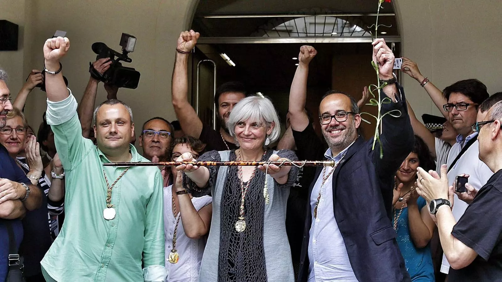 01. Ada Colau, amb el seu fill, dissabte al balcó de l’Ajuntament. 02. Dolors Sabater amb la vara d’alcaldessa de Badalona. 03. Núria Marín, a l’Hospitalet.