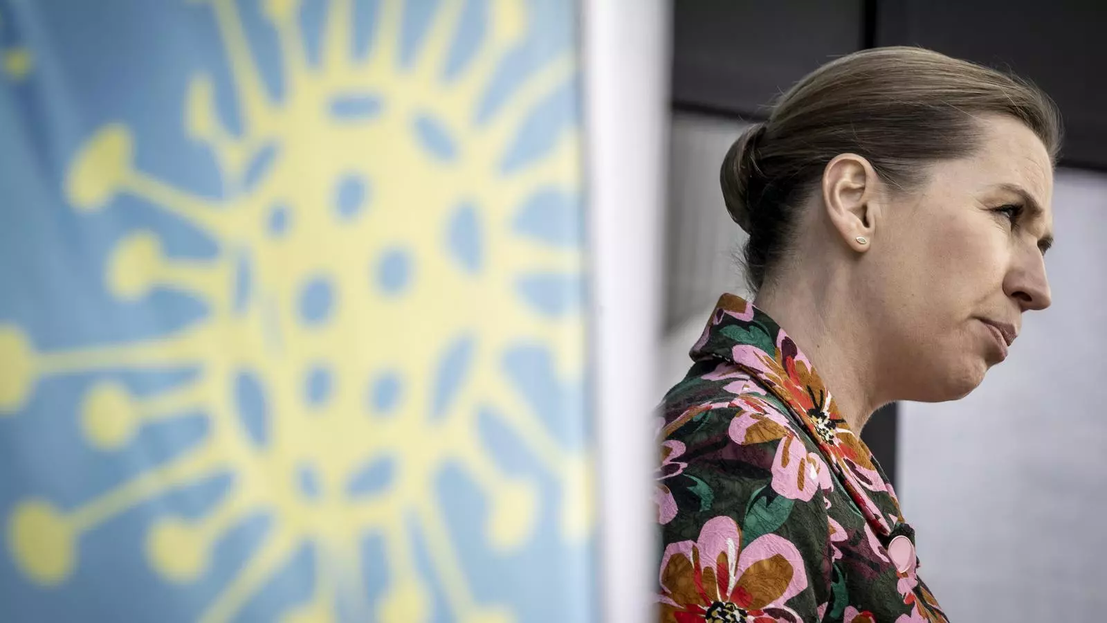 La primera ministra danesa Mette Frederiksen visitant un centre de vacunació .