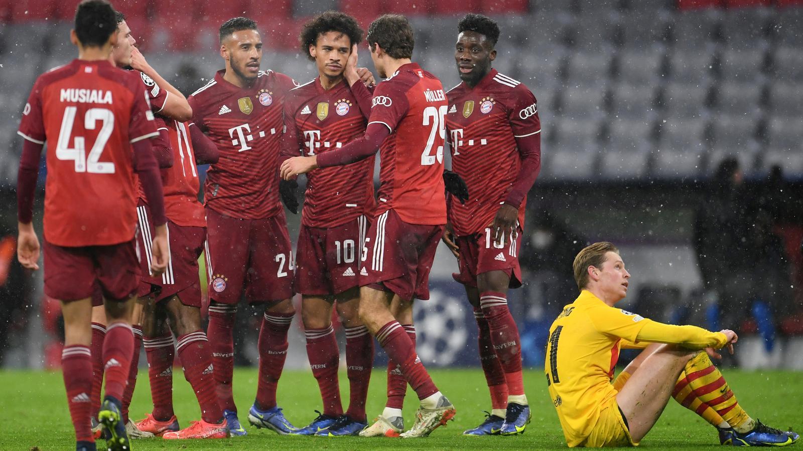 franky de Jong asegut al terra durant el partit contra el Bayern Munich