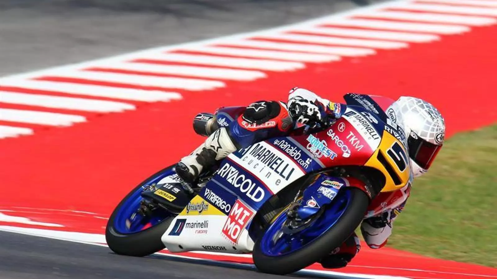 Fenati guanya una cursa de Moto3 marcada per la pluja i les caigudes