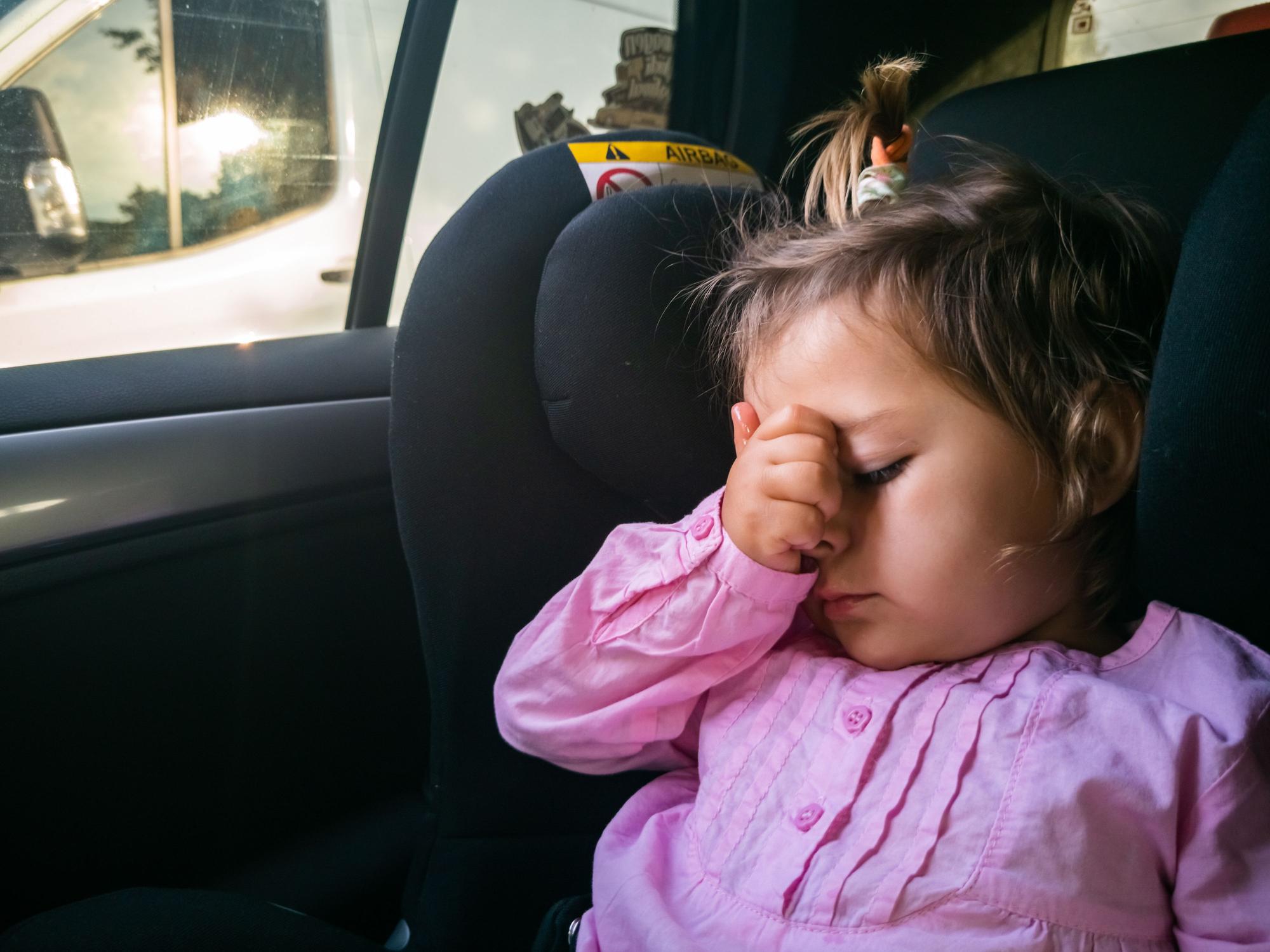 Una nena petita, marejada, en una imatge d'arxiu