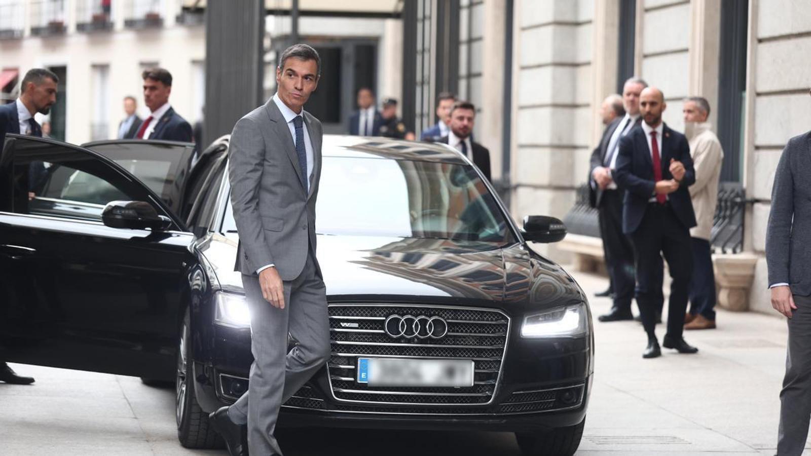 El presidente del Gobierno, Pedro Sánchez, llega al Congreso de los Diputados para el pleno en el que se debate y vota los decretos de vivienda del Gobierno
