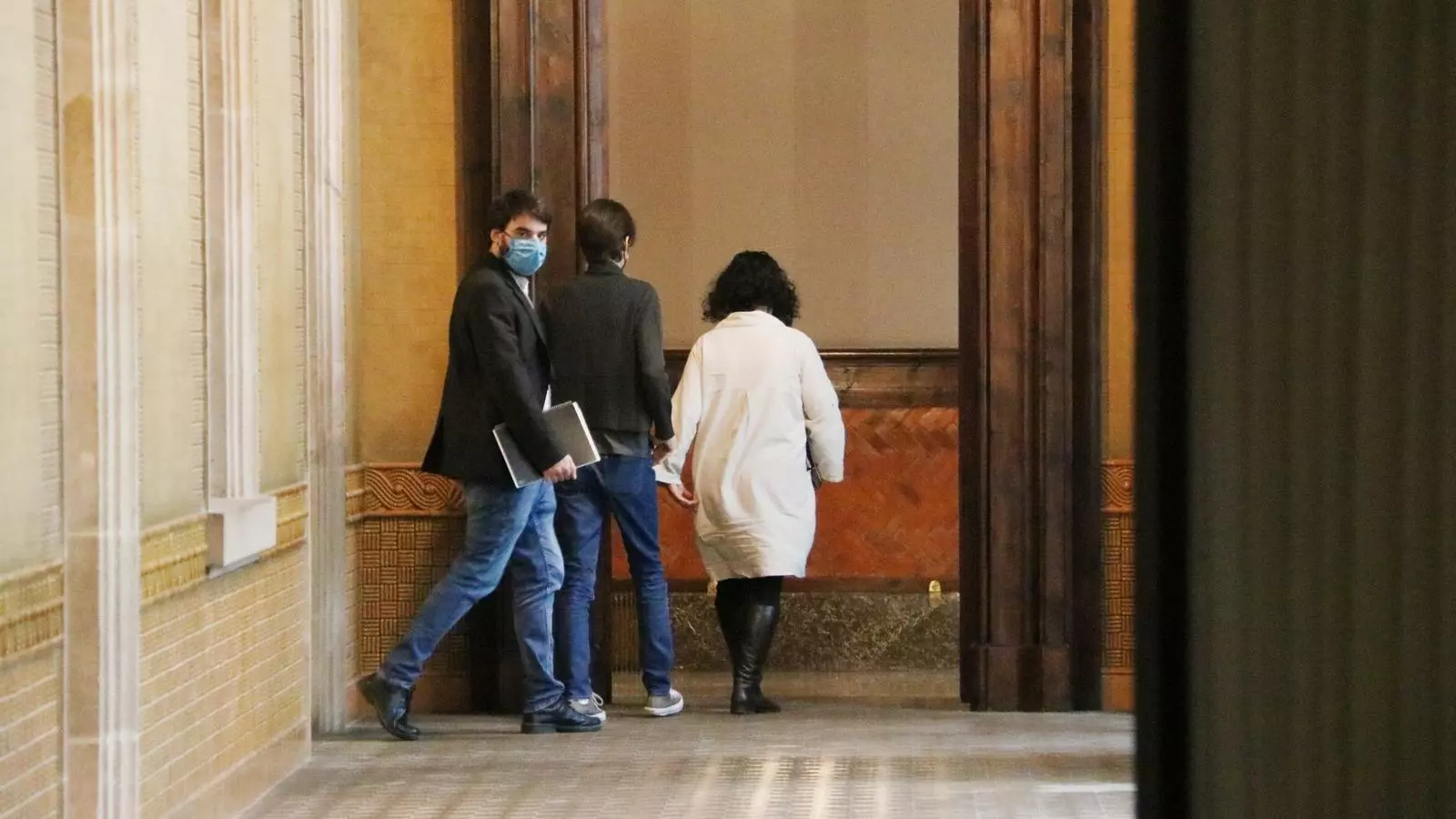 Diputats de los comunes entrando en la reunión