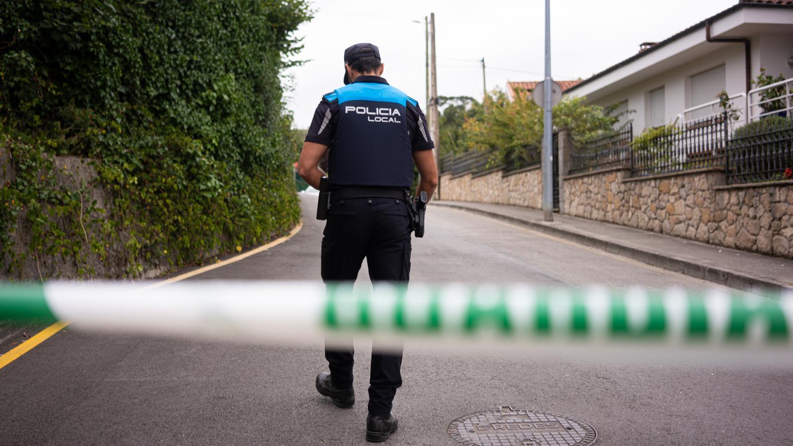 Un policía municipal vigila el cordón policial en Llanes.