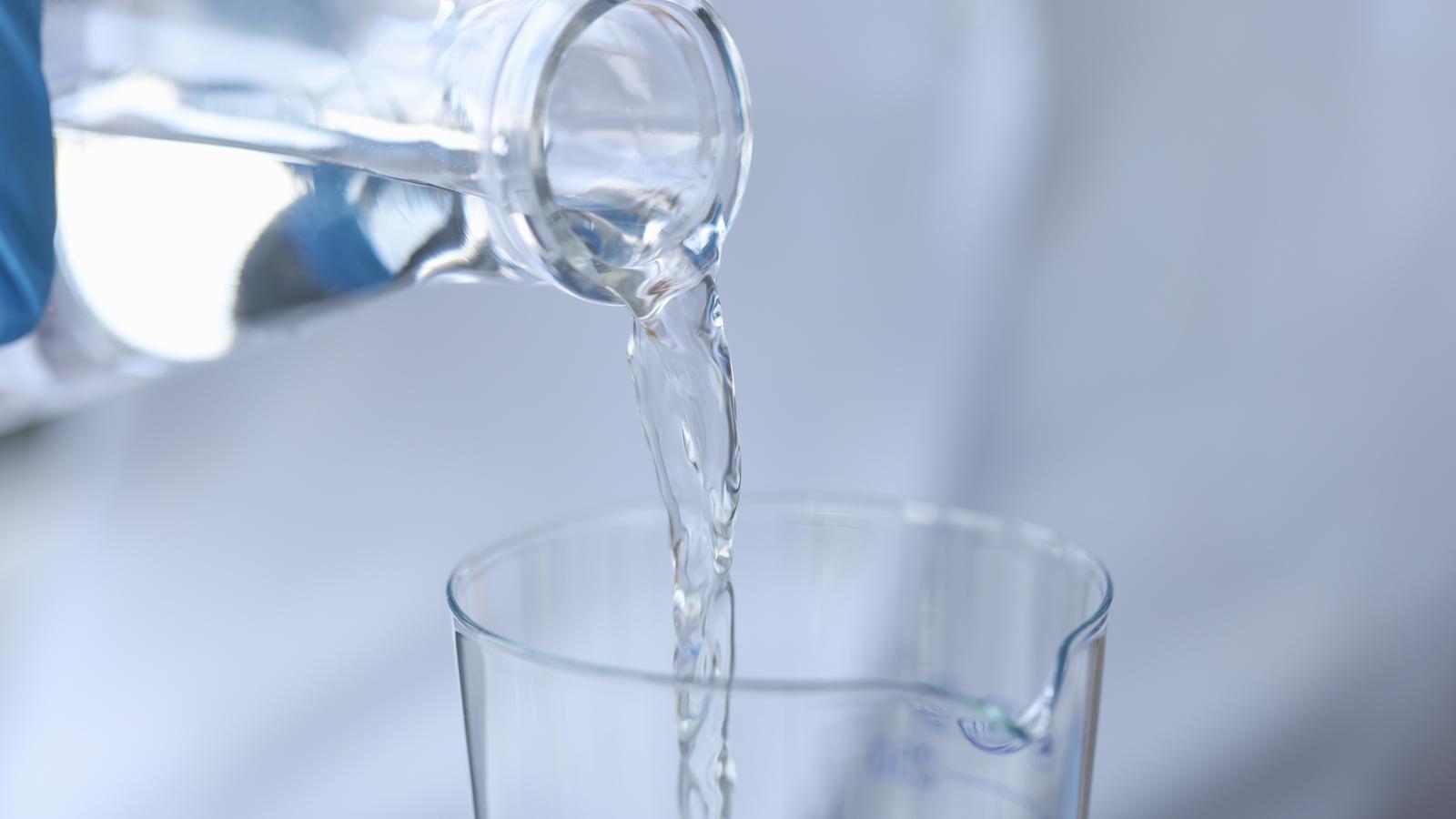 Una persona consume agua de mar