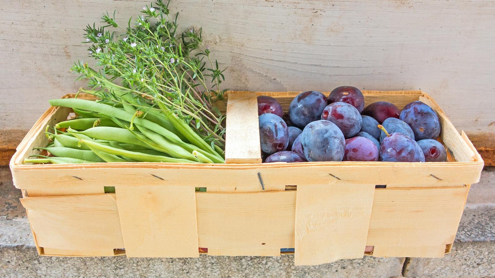 Fruits and vegetables are very important foods in a healthy diet.