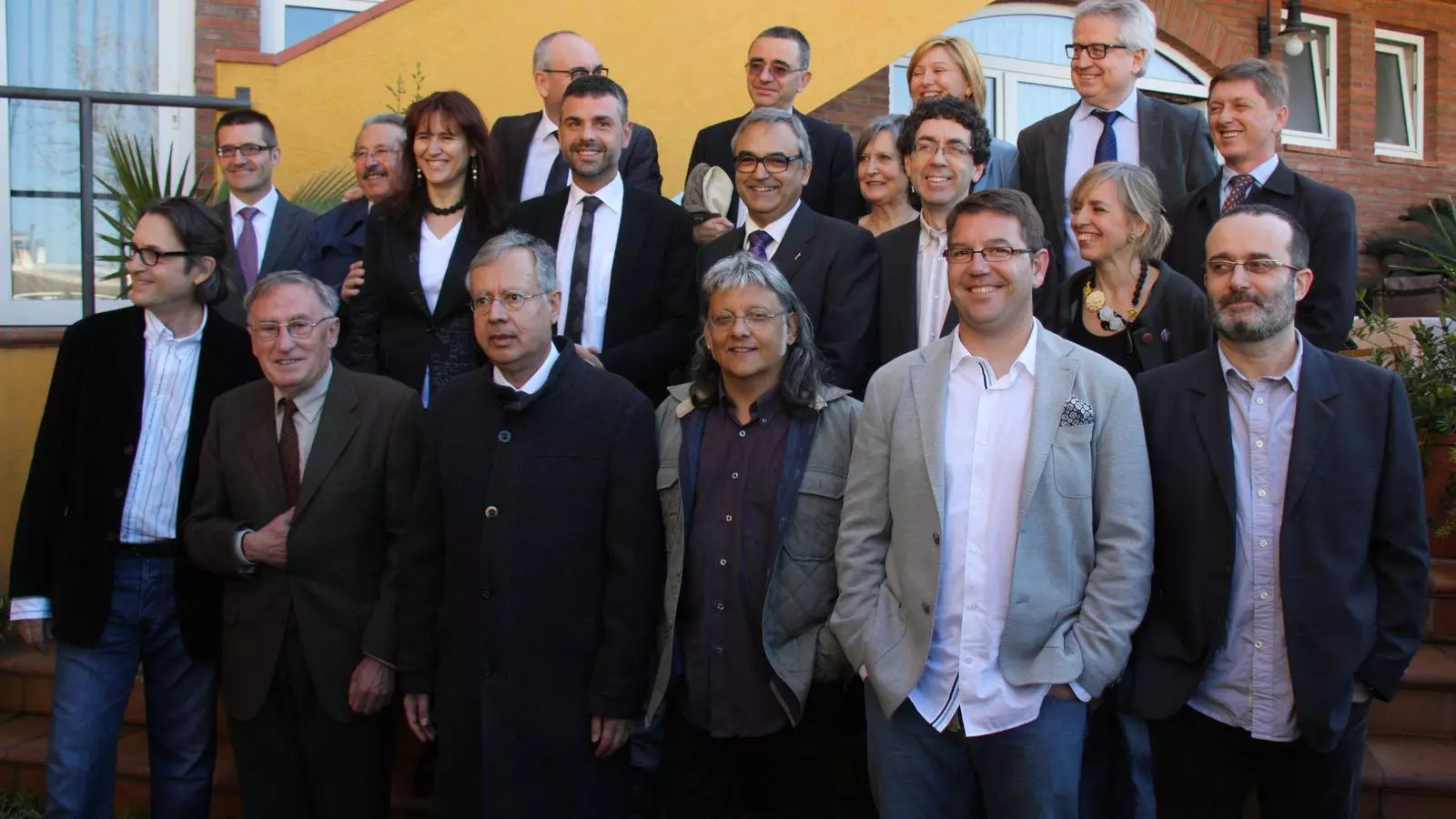 Fotografia conjunta amb els premiats d'enguany dels Premis Recull i les autoritats que han participat en l'acte / ACN