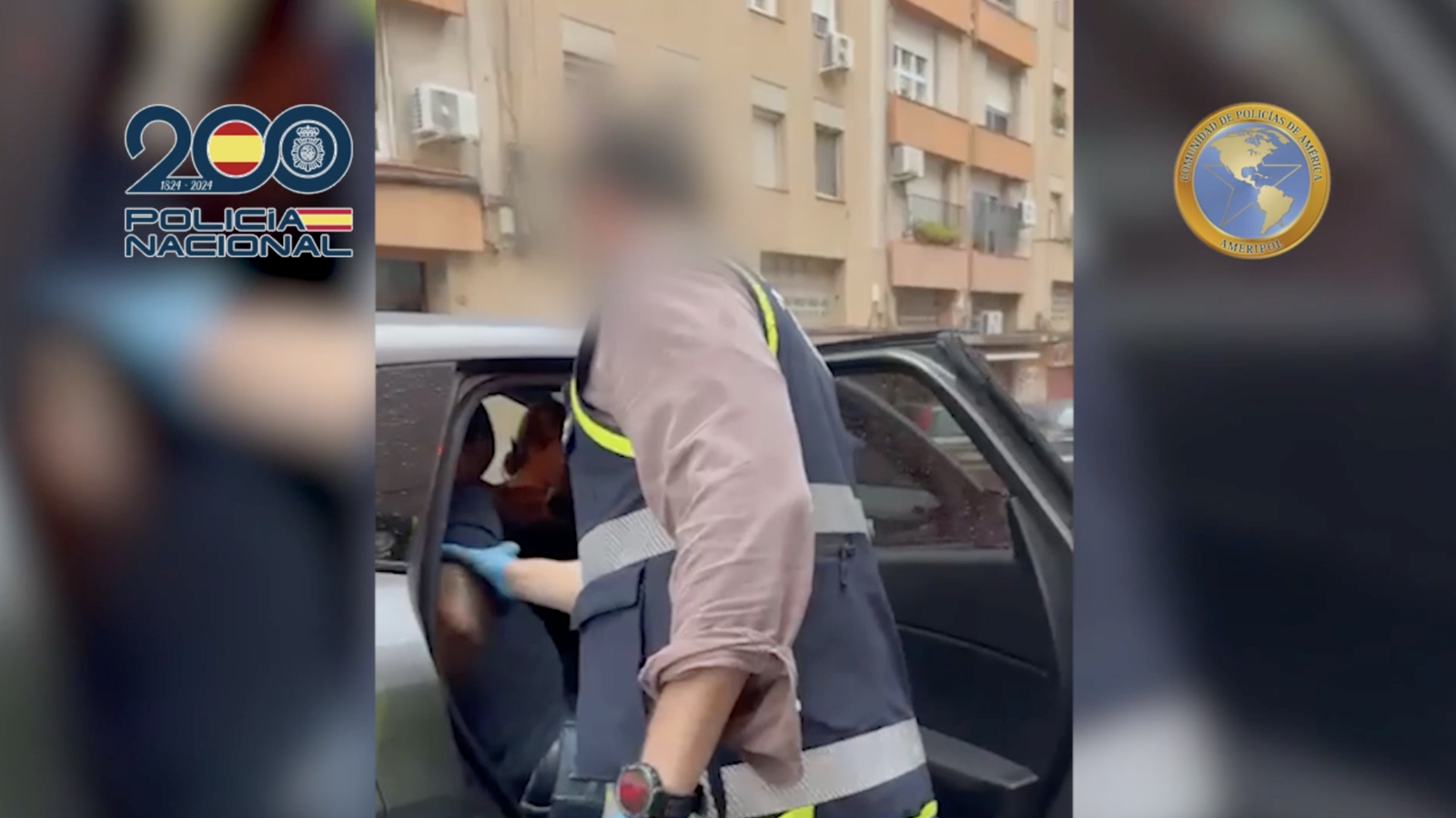 Capture of the moment of the arrest of the members of the group that facilitated the entry of Dominican migrants into Europe.
