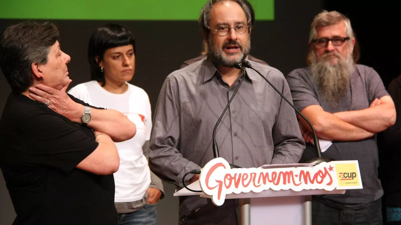 La candidata de la CUP-Alternativa d'Esquerres, Gabriela Serra, escolta Antonio Baños en la lectura de la Declaració de Ripollet / ACN