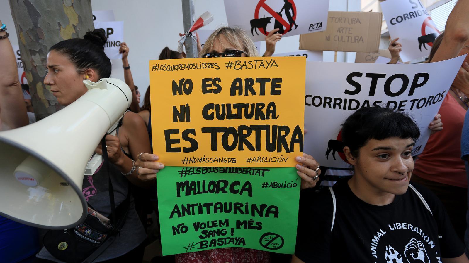 Manifestación en una corrida de toros en Palma.