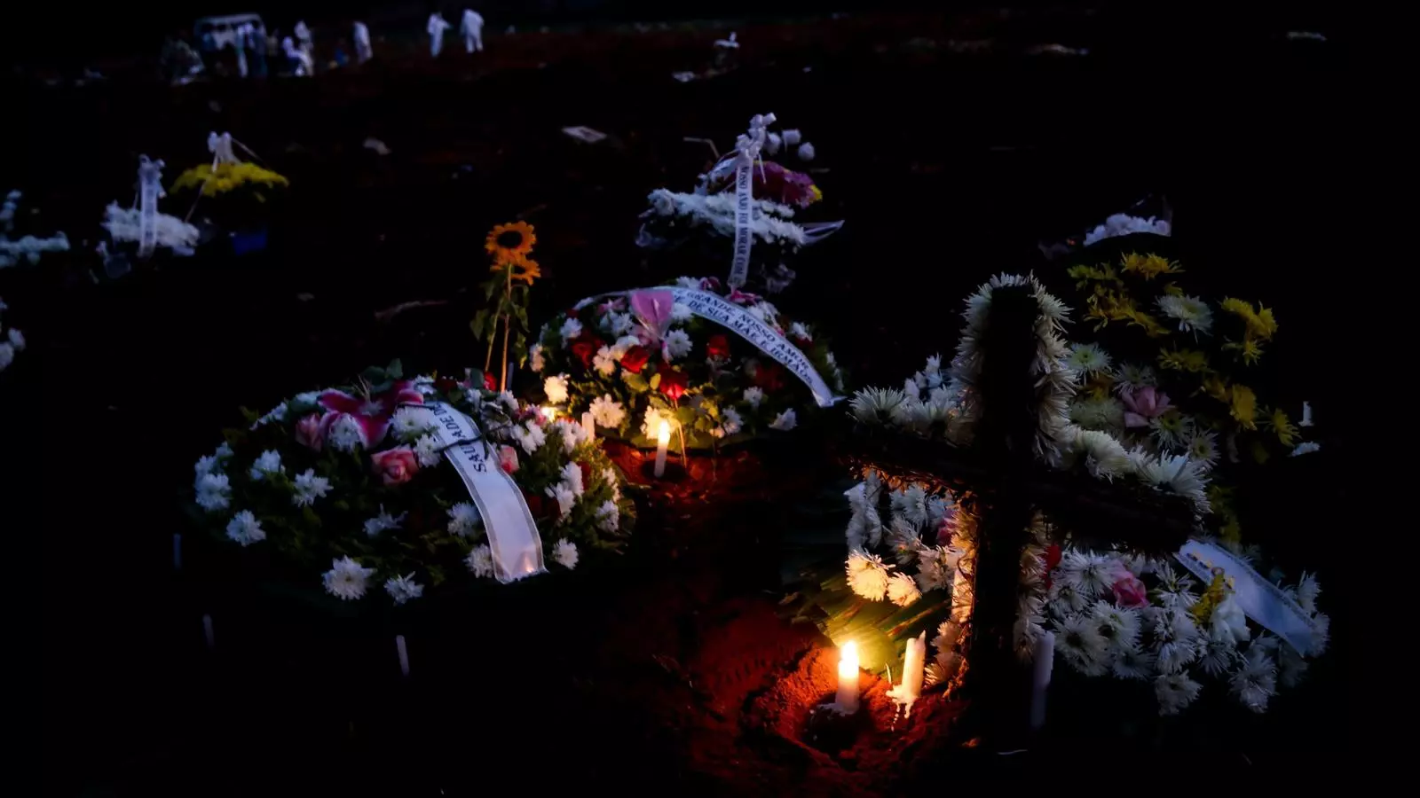 Flors que adornen vàries tombes al cementiri Vila Formosa, a Sao Paulo, al Brasil, el passat 18 de maig. Aquell dia en dotze hores es van realitzar seixanta-dos enterraments: la feina dels enterramorts s'acumula en plena pandèmia pel covid-19