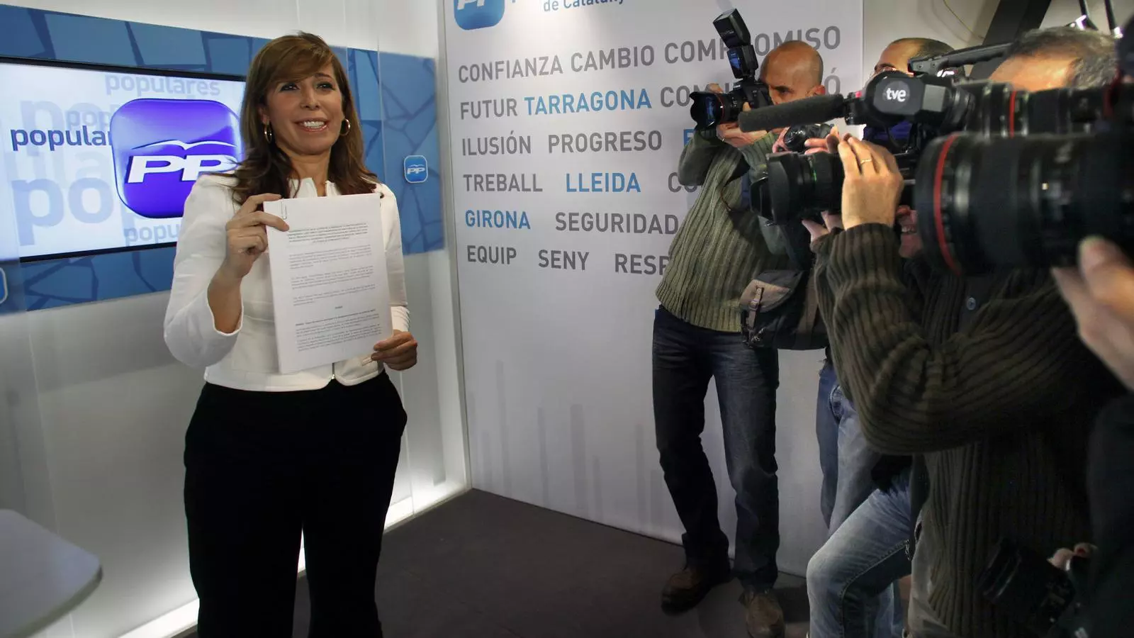 JA TÉ EL QUE VOLIA
Camacho va afirmar durant les negociacions pels comptes del 2012 que volia un pacte "per escrit" amb CiU. Ahir ja el va poder exhibir.