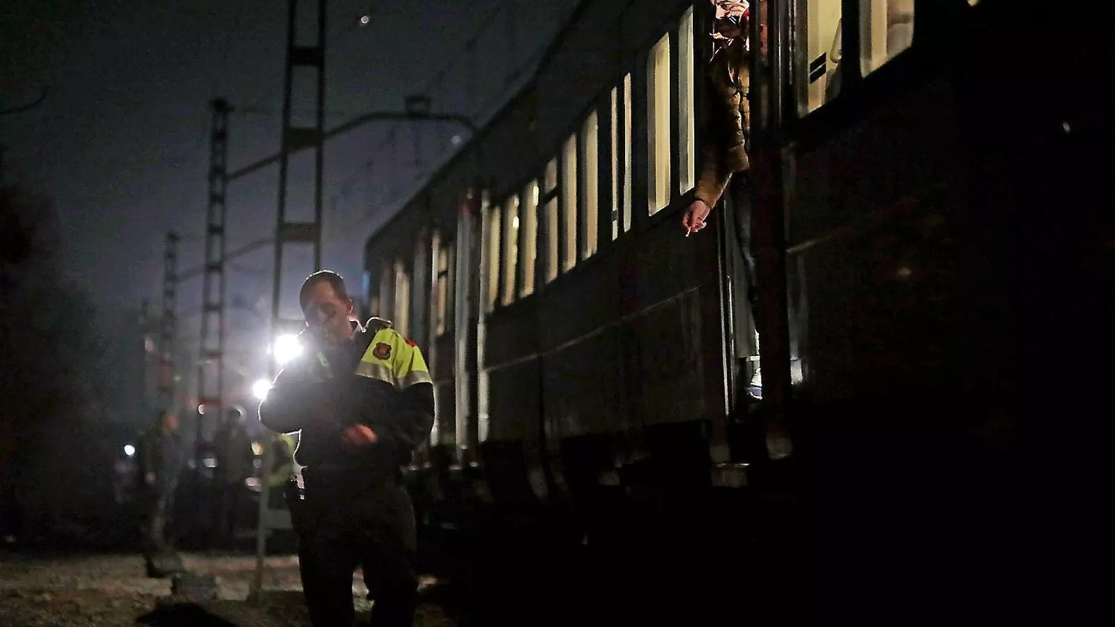 Un agent dels Mossos d’Esquadra inspecciona la via on ahir es va produir un accident on va morir una noia de 26 anys i sis persones van resultar ferits de gravetat.