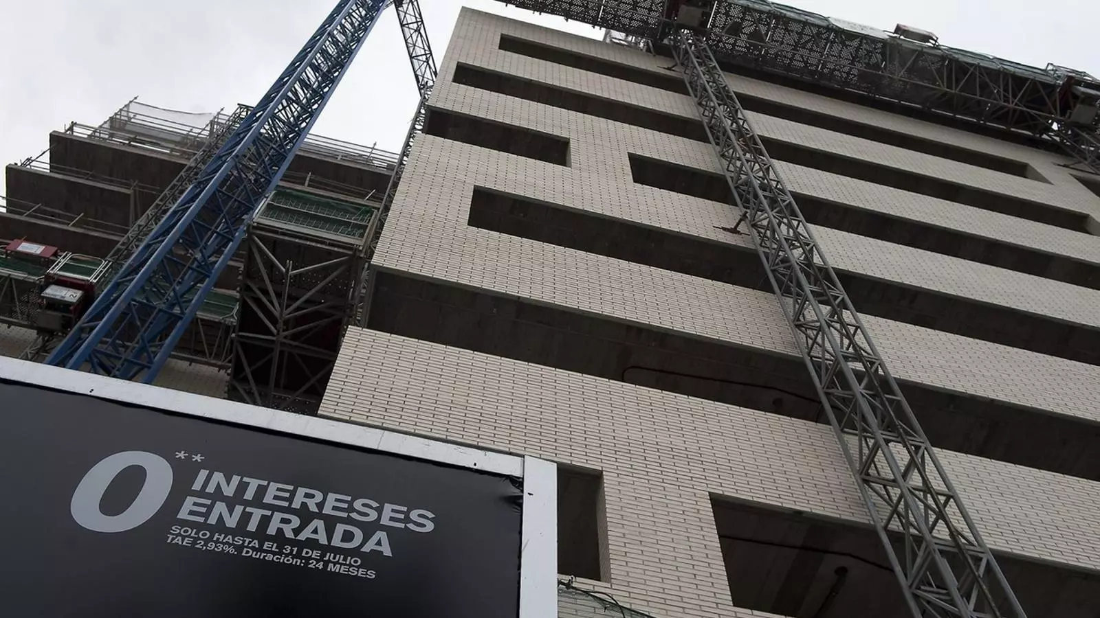 L’excessiu estoc de pisos en mans dels bancs dificulta que les entitats prestin més i impossibilita que el sector immobiliari creixi de manera important.