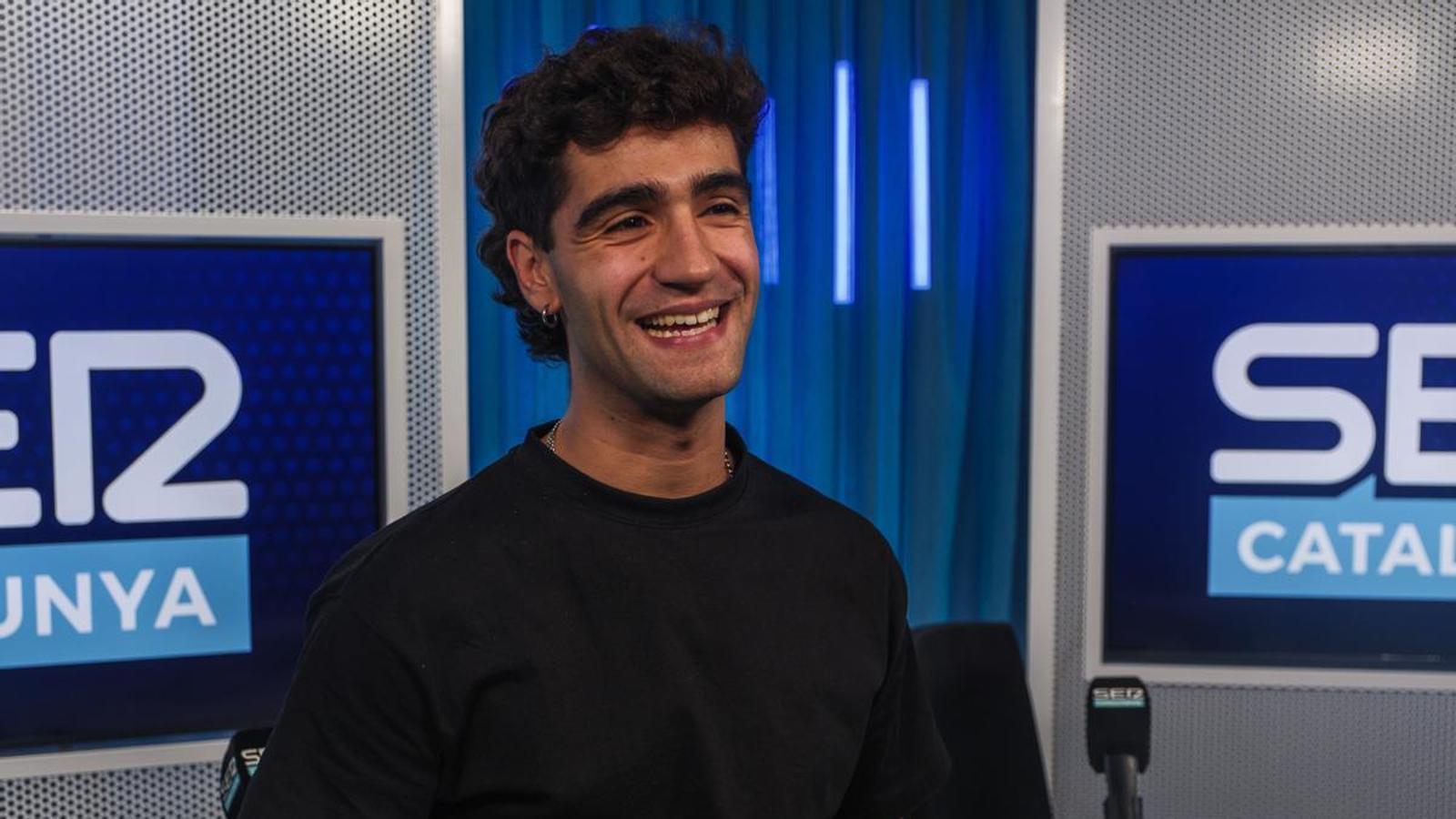 Marc Tarrida, actor and communicator, in the Ràdio Barcelona studio where he co-hosts the summer magazine show.