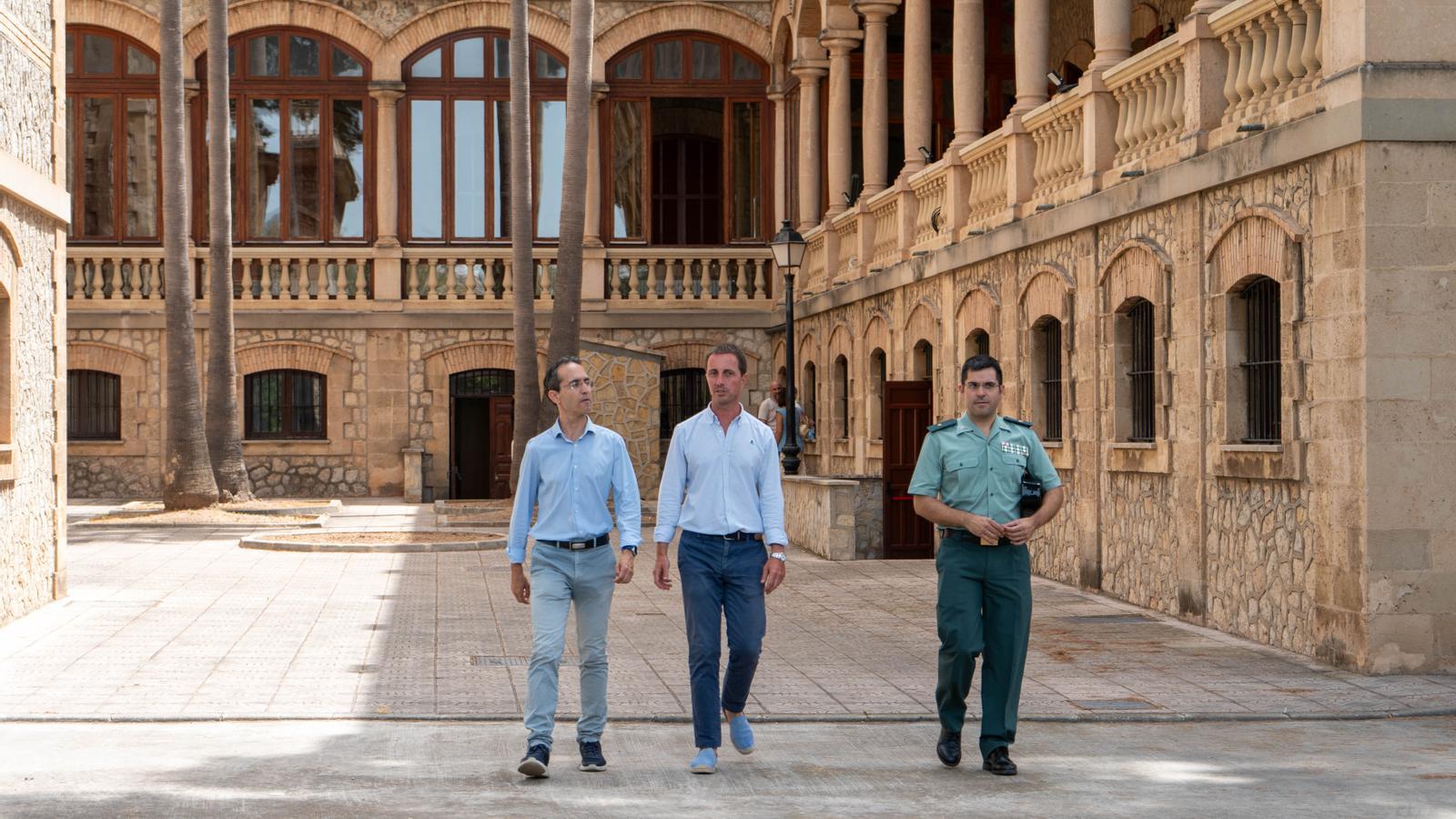 El president del Consell de Mallorca, Llorenç Galmés, durant l'acte de lliurament d'habitatges a la Guàrdia Civil.