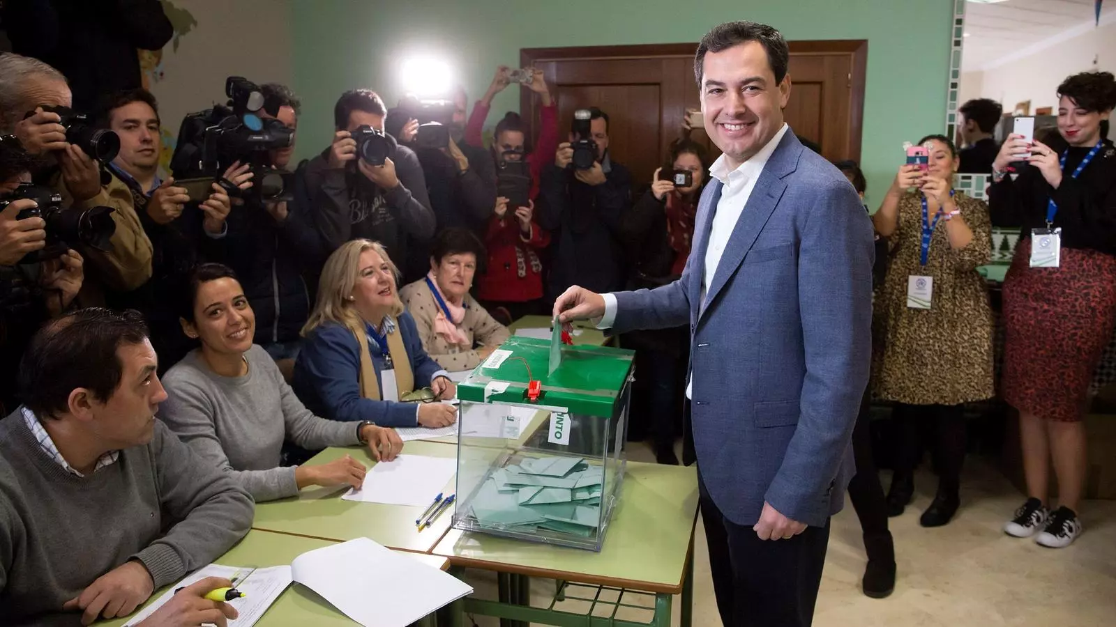 El candidat del PP, Juanma Moreno, votant aquest diumenge
