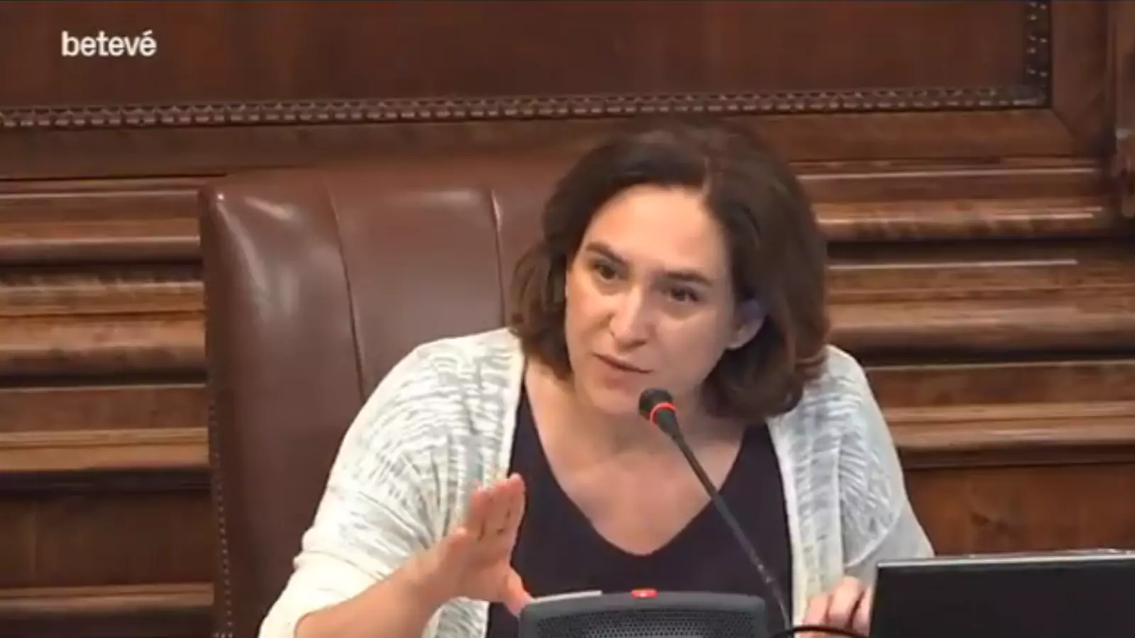 Enganxada entre Colau i Carina Mejías al ple