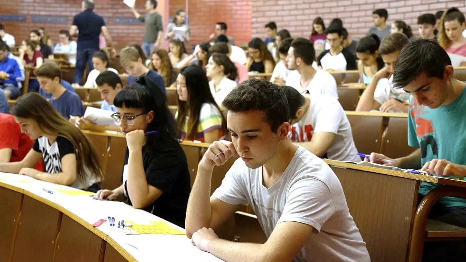 Alumnes fent un dels exàmens de selectivitat 2016