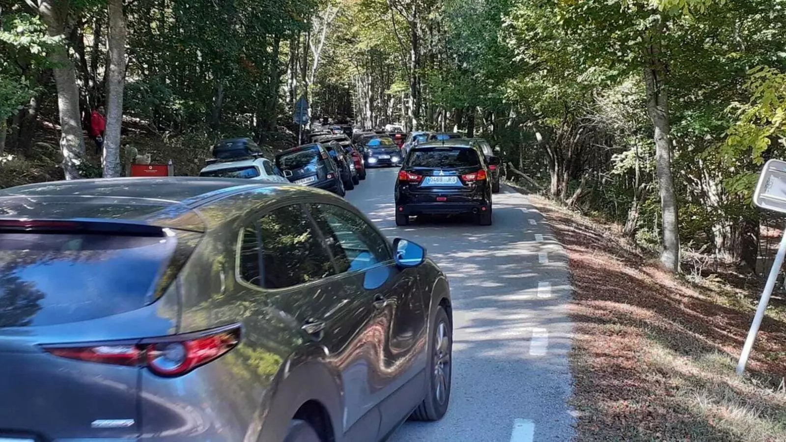 Els últims caps de setmana s'han registrat massificacions de vehicles aparcats a les principals vies d'accés dels parcs naturals del Montseny i de Sant Llorenç / DIPUTACIÓ DE BARCELONA