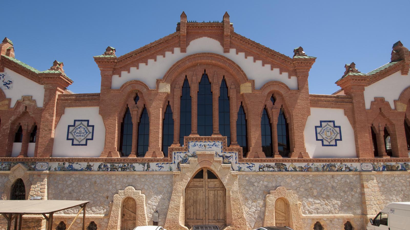 El celler de Pinell de Brai és l'únic que té murals ceràmics a la façana