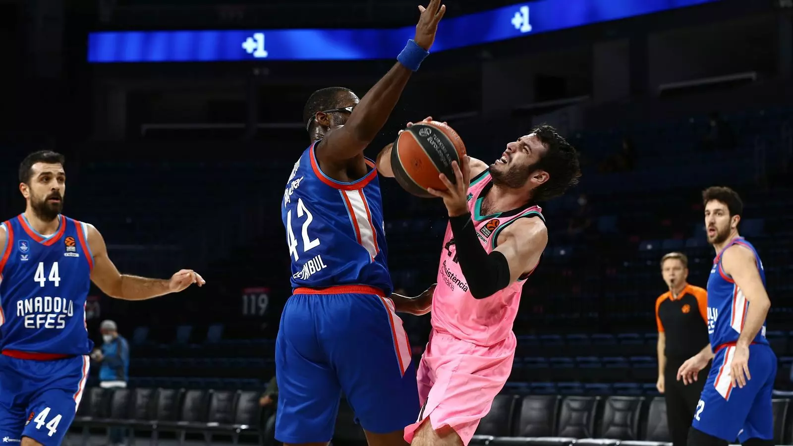 Dunston torpedeja Abrines a la zona.