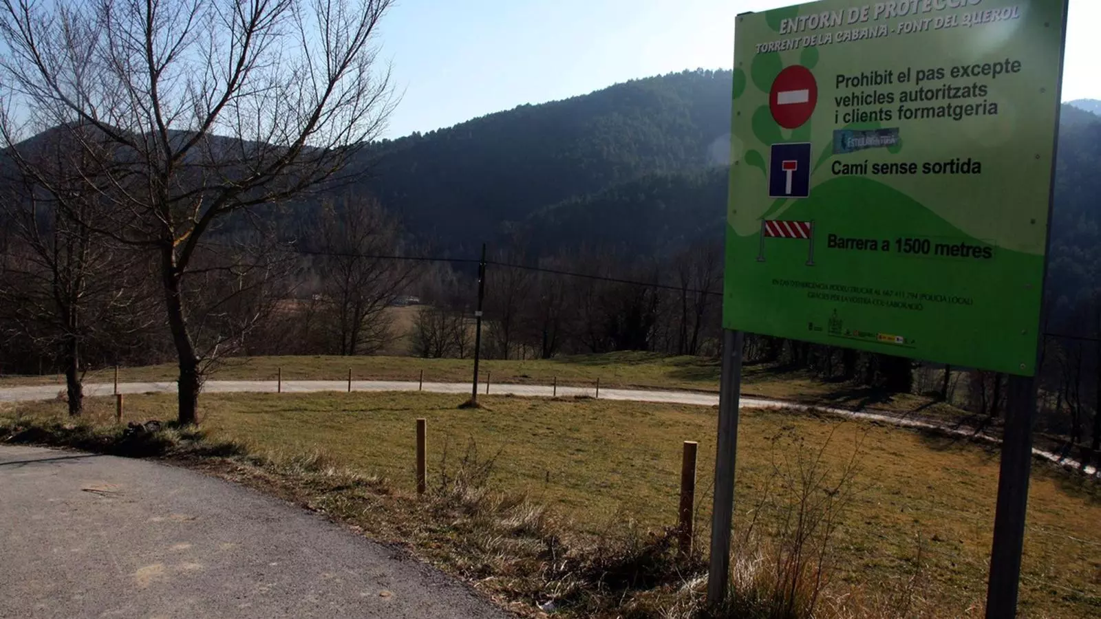 Els Bombers creuen que els joves van entrar per aquesta pista, on hi ha un rètol que indica que no hi ha sortida i que no es pot passar.