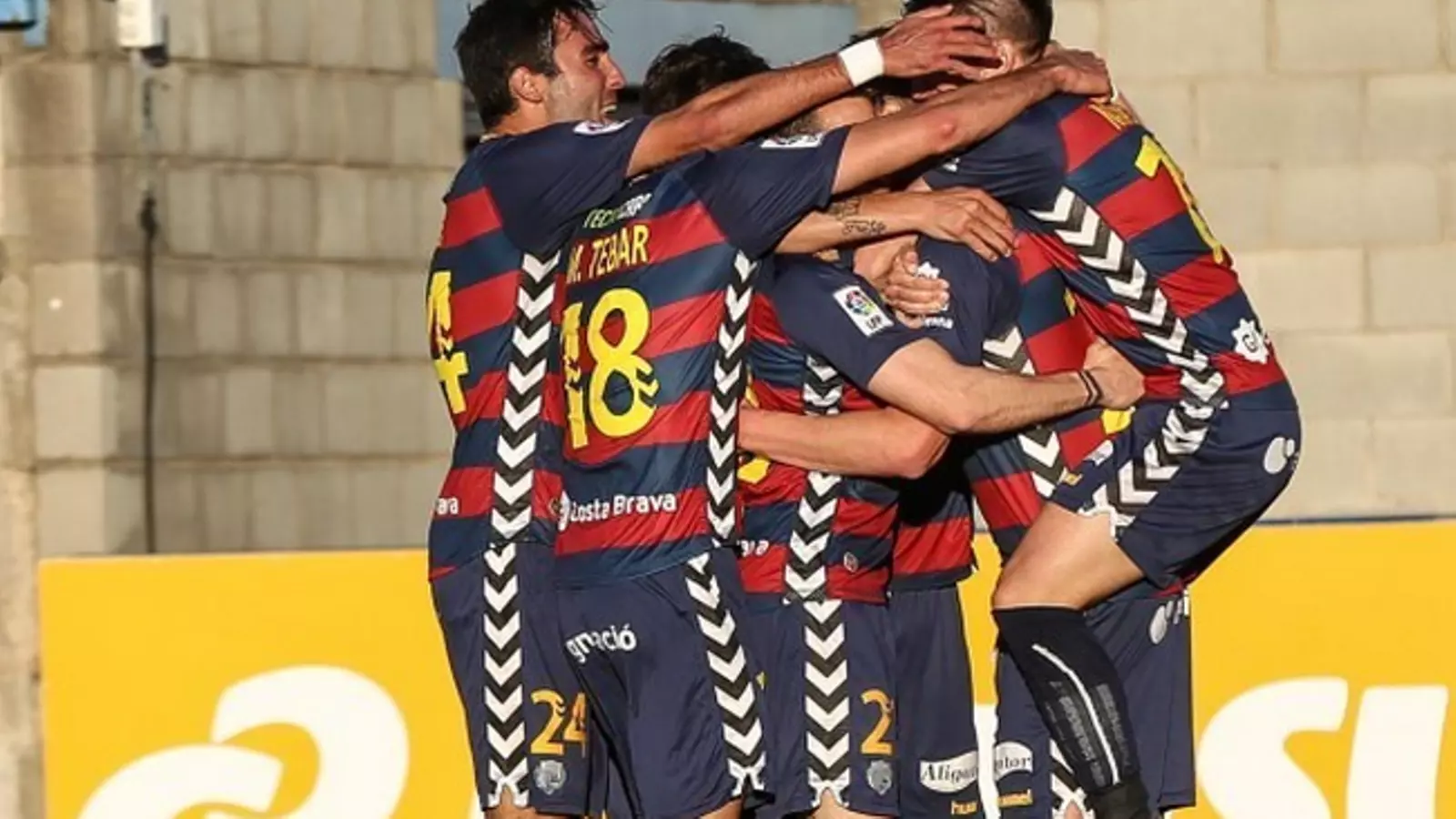 Els jugadors del Llagostera celebren un dels gols que van marcar a la última victòria a casa