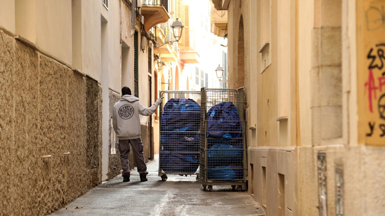 Un home fent feina al centre de Palma.