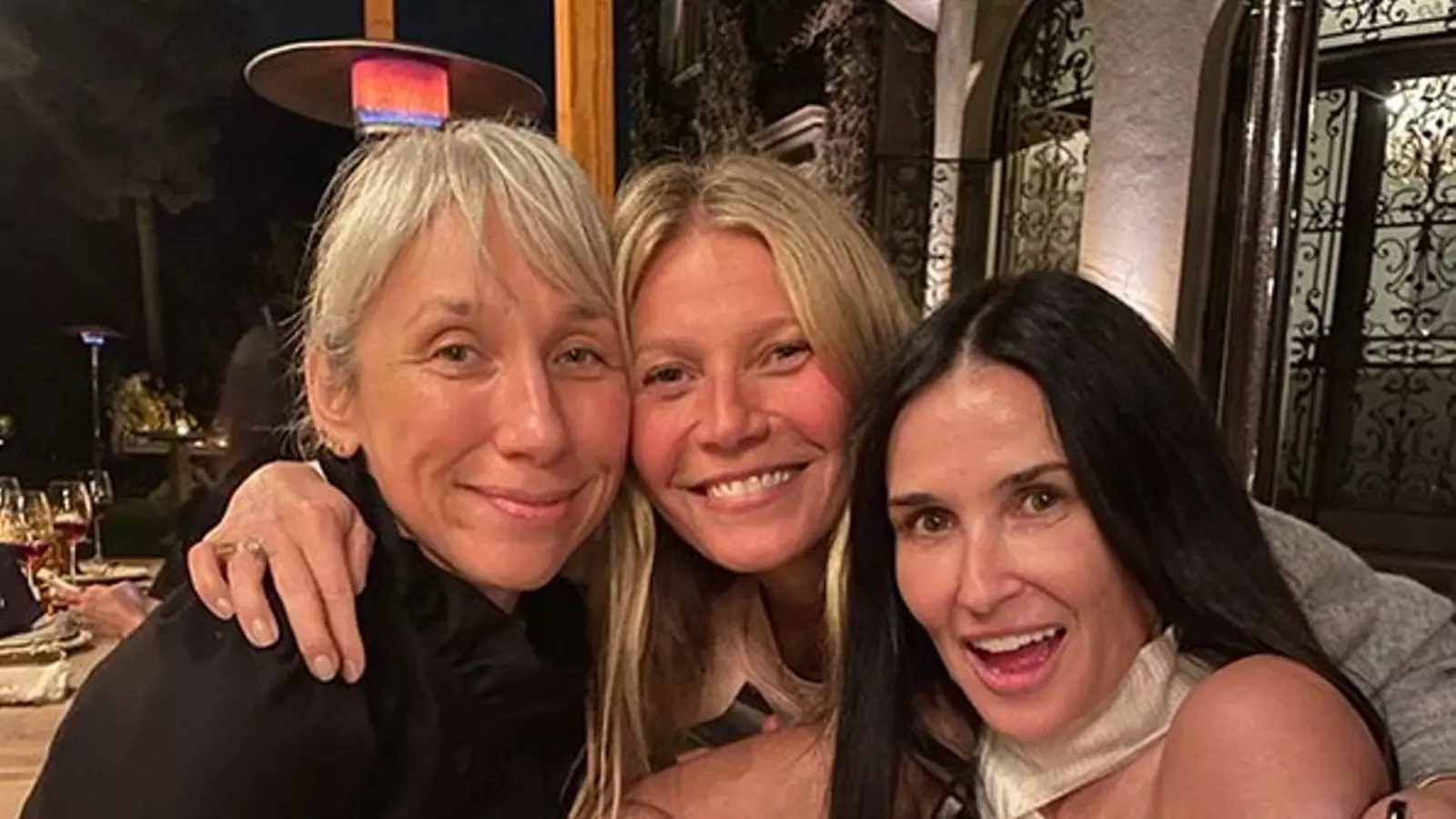 Grant, Paltrow i Moore en un selfi de la festa sense maquillatge