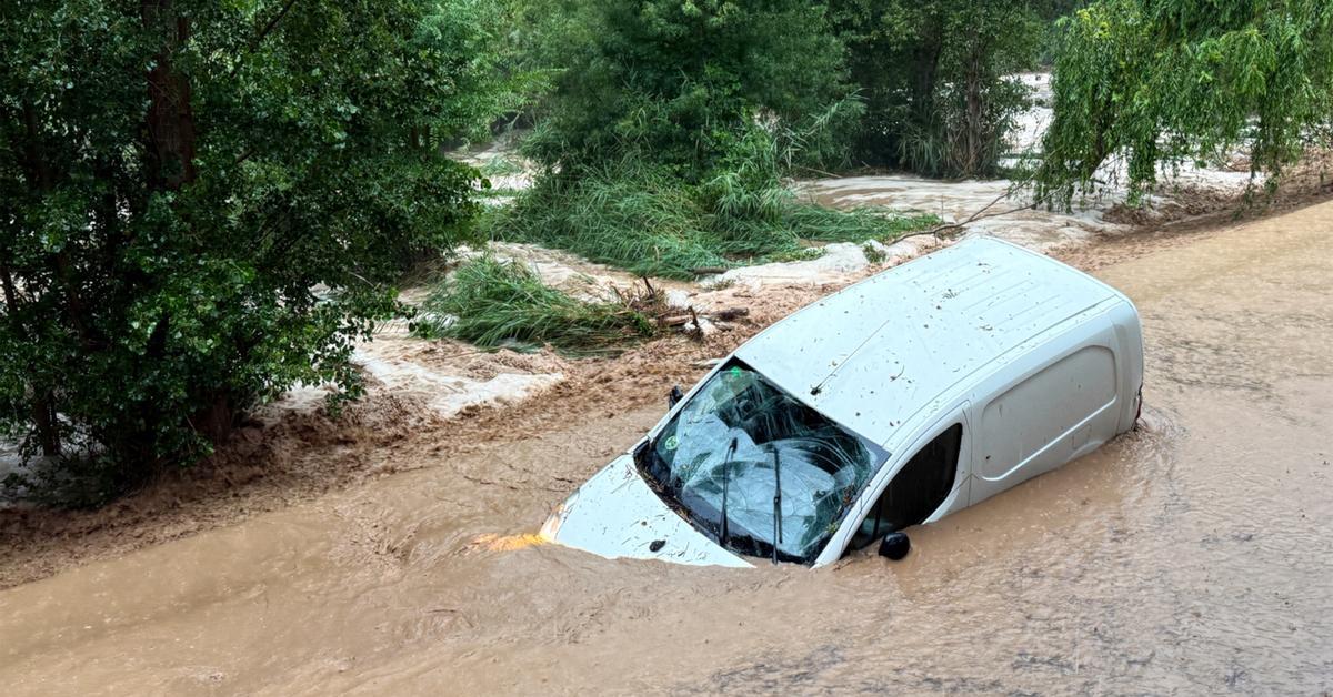 キューベル、洪水、およびすべての列車に2つの行方不明が停止しました