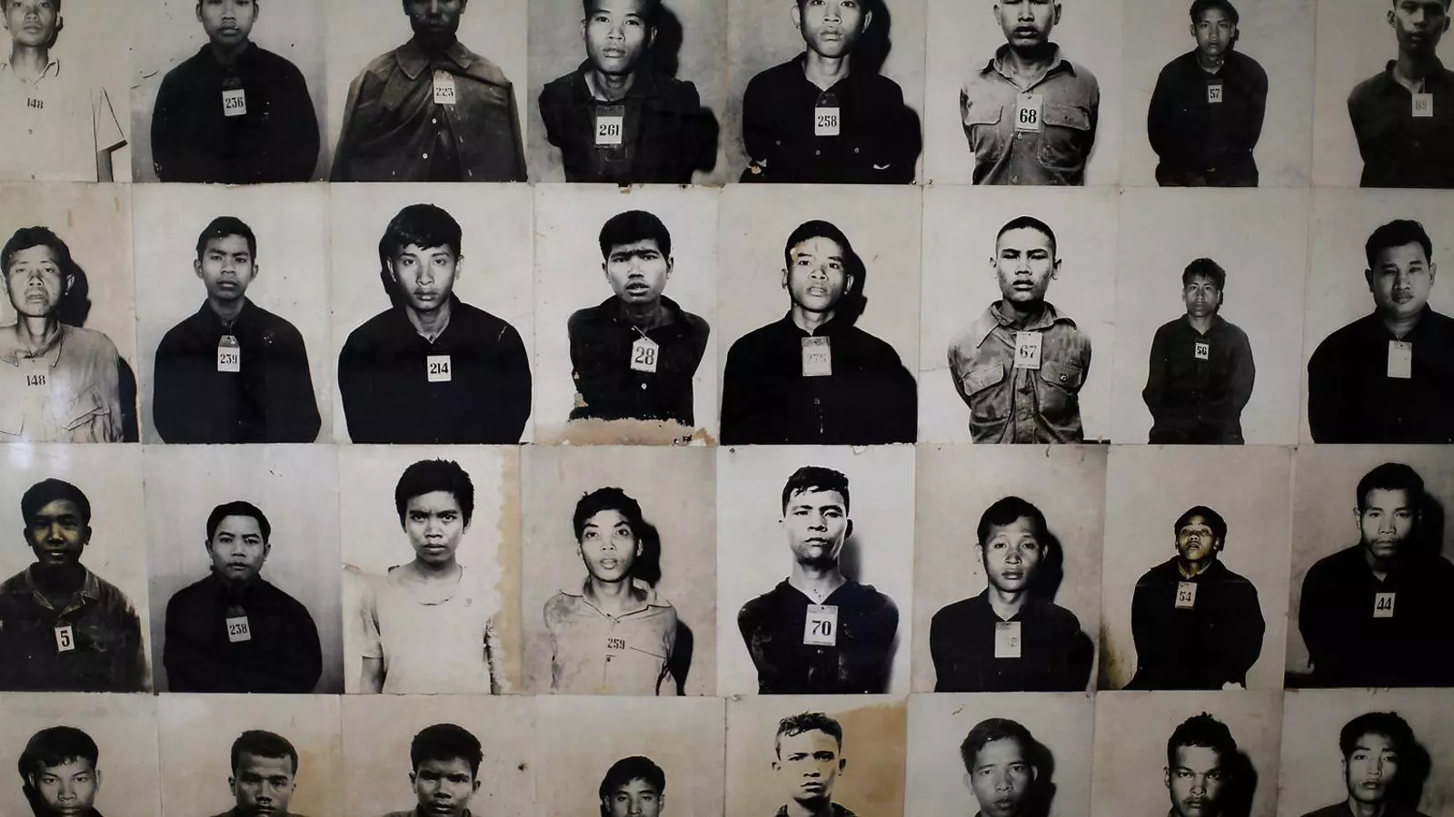 A l’esquerra, Khieu Samphan el 1976 quan era el primer ministre de la República de Cambodja i era aplaudit pels seus soldats. A dalt, Samphan escoltant el 16 de novembre el veredicte que el condemna per genocidi, que també va rebre Nuon Chea (foto inferior a la dreta). A la dreta, restes de les víctimes del règim dels Khmers Rojos exposades al centre del genocidi Choeung Ek, als afores de Phnom Penh.