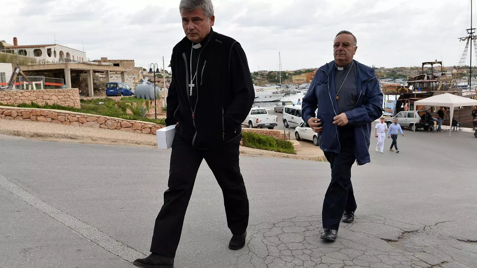 El cardenal Konrad Krajewski a l'illa italiana de Lampedusa.