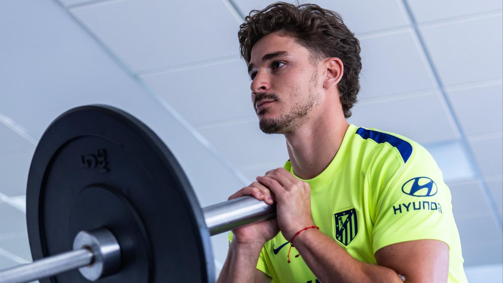 Julián Álvarez levantando pesos en su regreso a la dinámica del Atlético de Madrid.