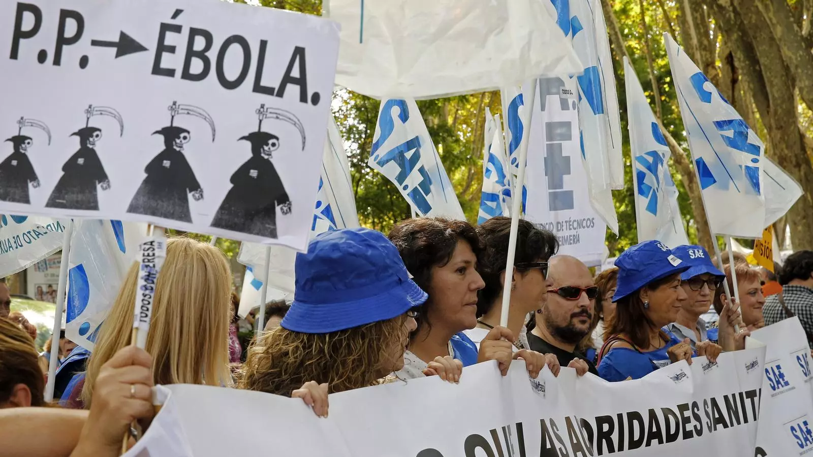 Imatge de la Marea Blanca que aquest diumenge s'ha manifestat a Madrid contra la gestió de la crisi de l'Ebola / EFE