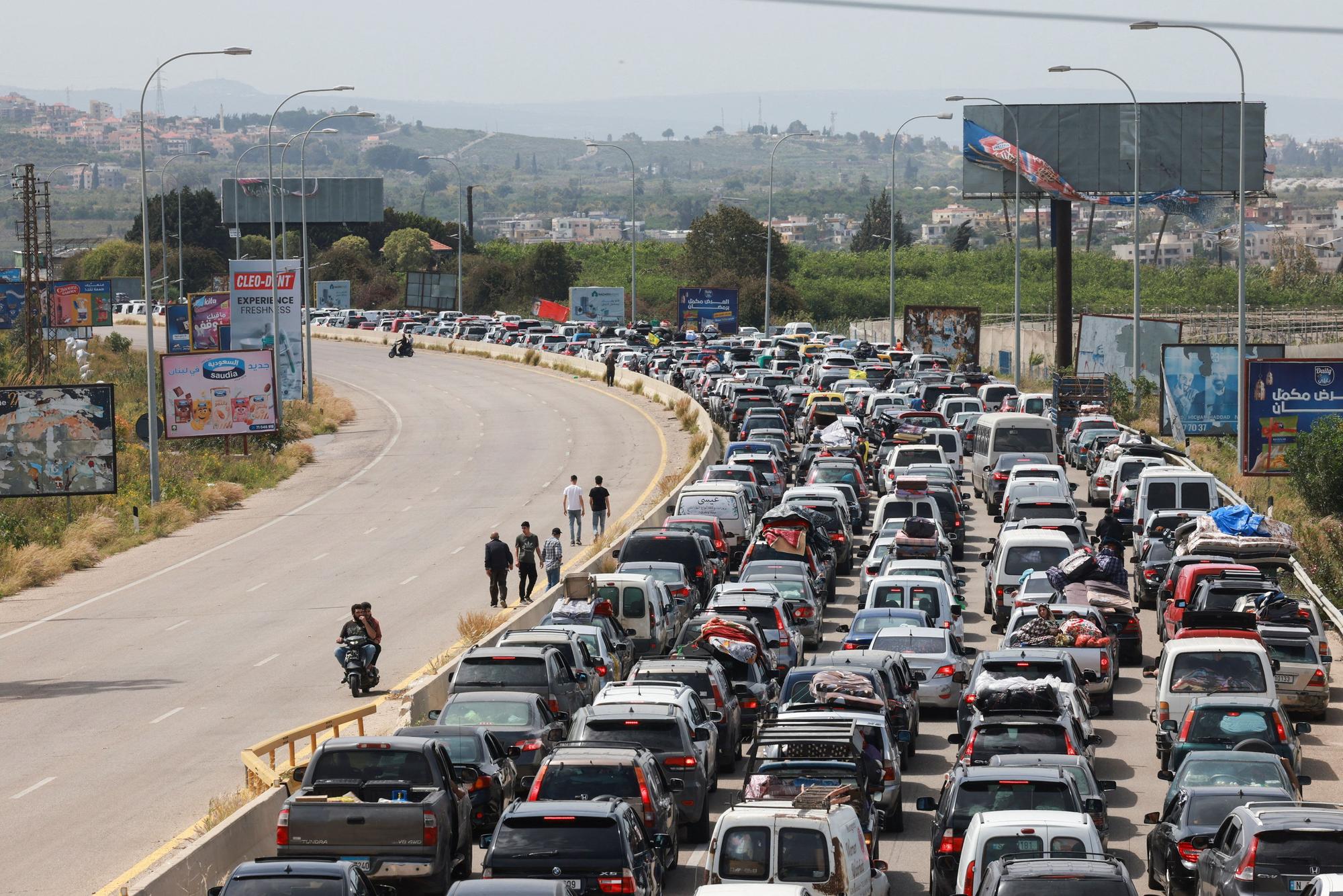 Milers de libanesos es desplacen en cotxe per tornar a casa seva després de l'anunci de treva amb Israel.