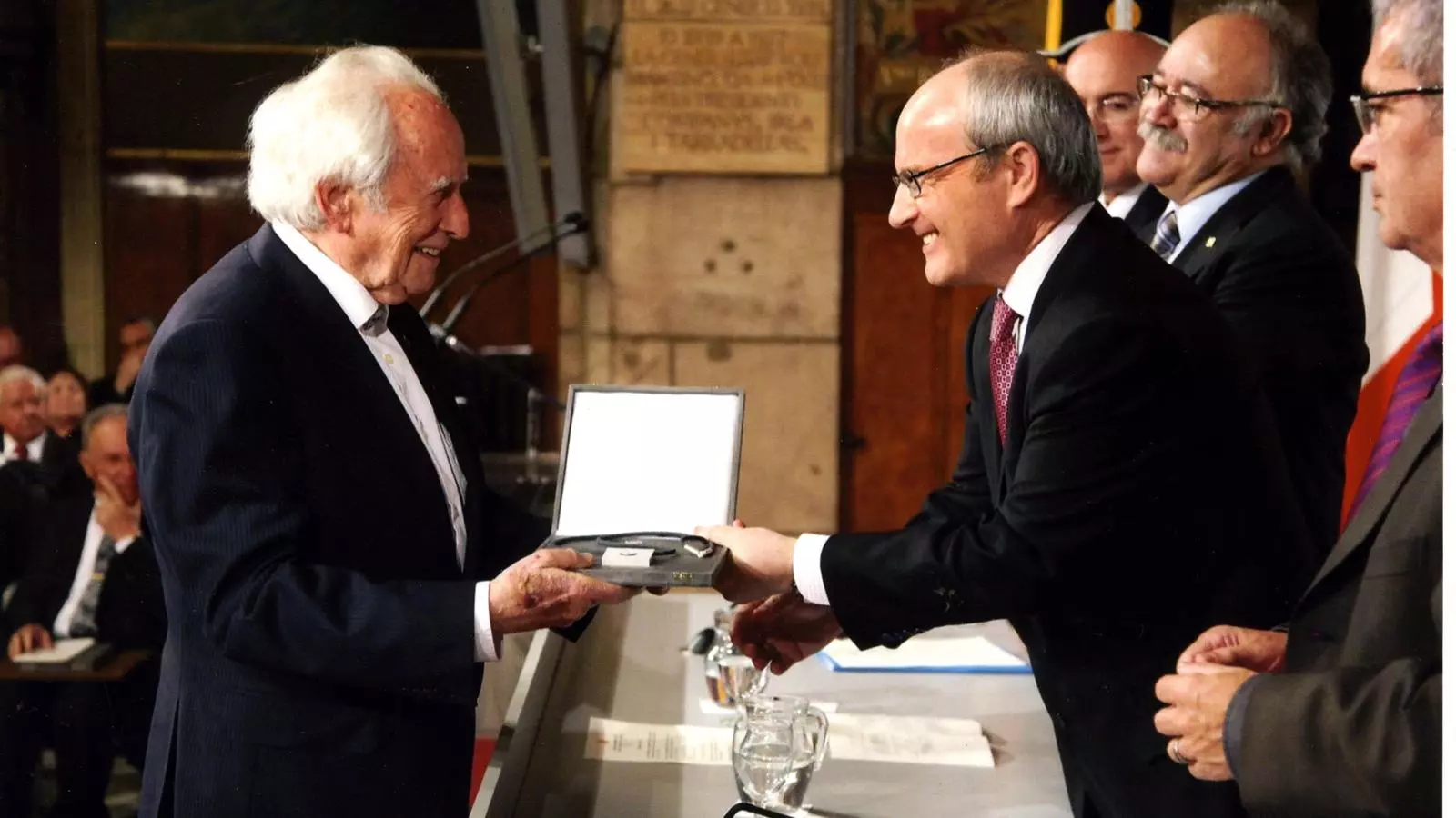 Josep Fornas en rebre la Creu Sant Jordi, en una imatge cedida per la Fundació Josep Irla