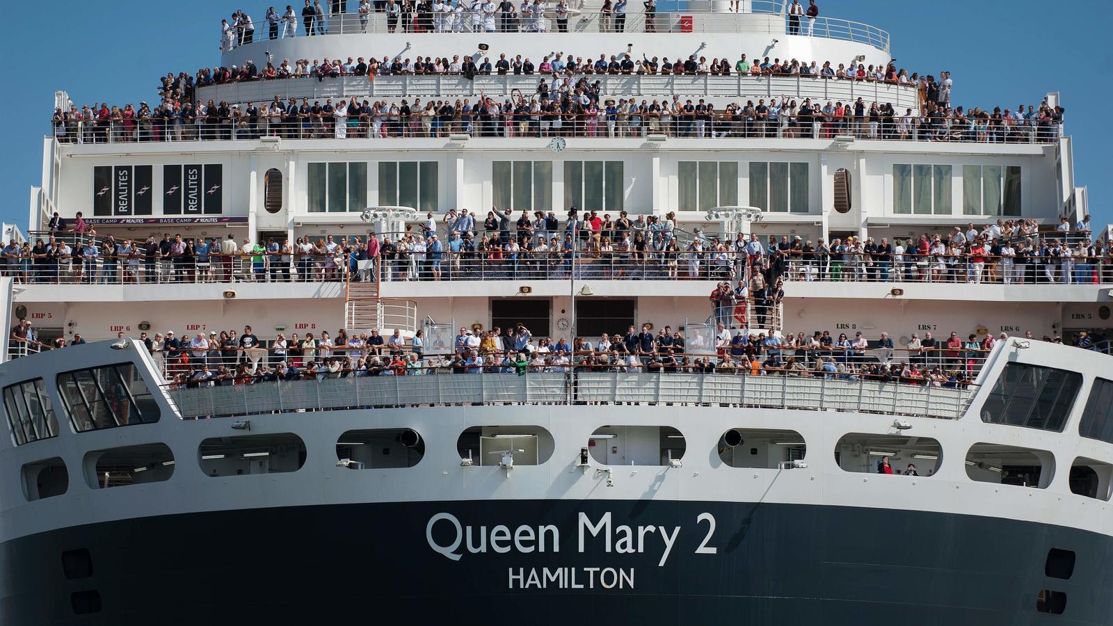 El creuer britànic Queen Mary 2 arriba a Saint-Nazaire, a l'oest de França.