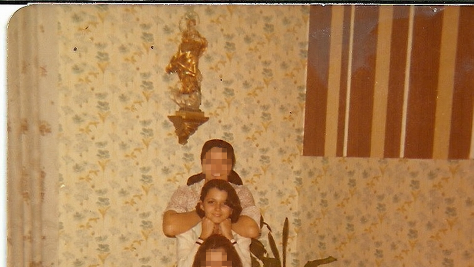 Consuelo García del Cid acompañada de otras internas en el reformatorio de las adoratrices de Madrid de Padre Damián 52, dependiente del Patronato, año 1975